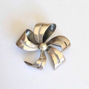 Vintage Art Deco Boho Sterling Silver Pearl Centre Pinwheel Bow Brooch Pin